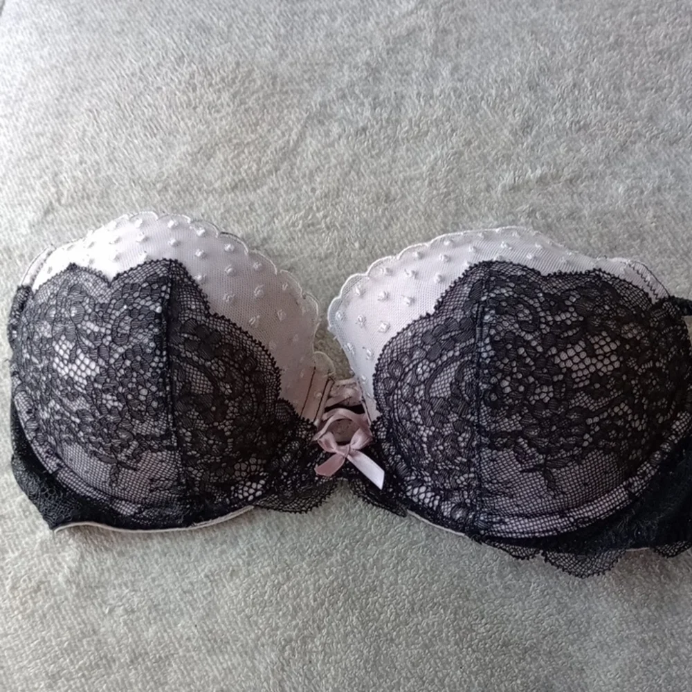 B) Victoria's Secret Black and White Lace Bra - Picture 4 of 4